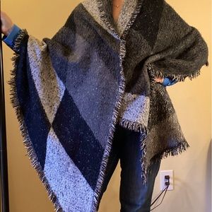 Eddie Bauer Scarf is warm and stylish. Black and grey with fringe edge.